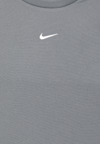 Nike Performance DF MULTI UNISEX - Camiseta deportiva - smoke grey/white