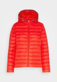 Chaqueta acolchada roja con capucha, que presenta secciones acolchadas horizontales, un cierre frontal y un borde en contraste a lo largo de la capucha y el cierre.