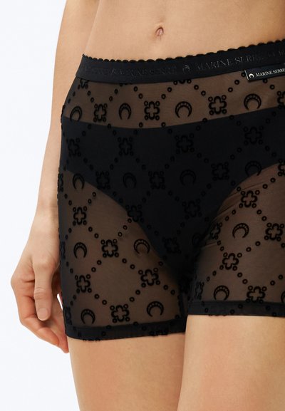 Černé průsvitné boyshort kalhotky s květinovými a půlměsíčními vzory, neprůhledným pasem se zvlněným okrajem a texturovaným efektem.