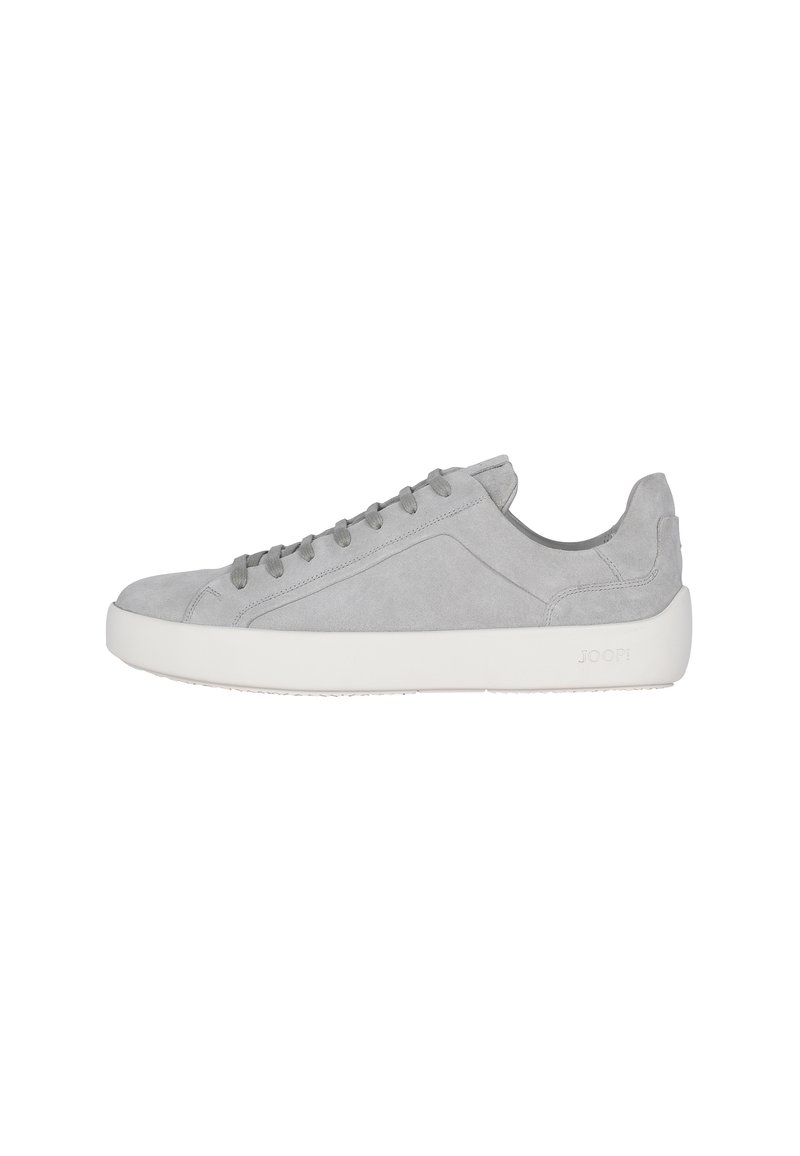 Graue Wildledersneaker mit glatter Oberfläche, weißer Gummisohle, runder Zehenpartie und Schnürung vorne. Verfügt über einfache Nähte und dezente Markenkennzeichnung.