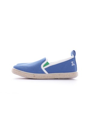 Zapatilla de lona azul sin cordones con una suela de esparto texturizada, acentos blancos y un detalle verde en el lateral; presenta un pequeño logotipo en el talón.