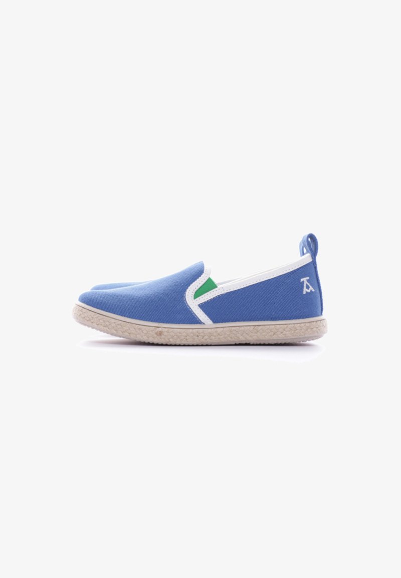 Scarpa slip-on in tela blu con suola in espadrillas texturizzata, dettagli bianchi e una rifinitura verde sul lato; presenta un piccolo logo sul tallone.