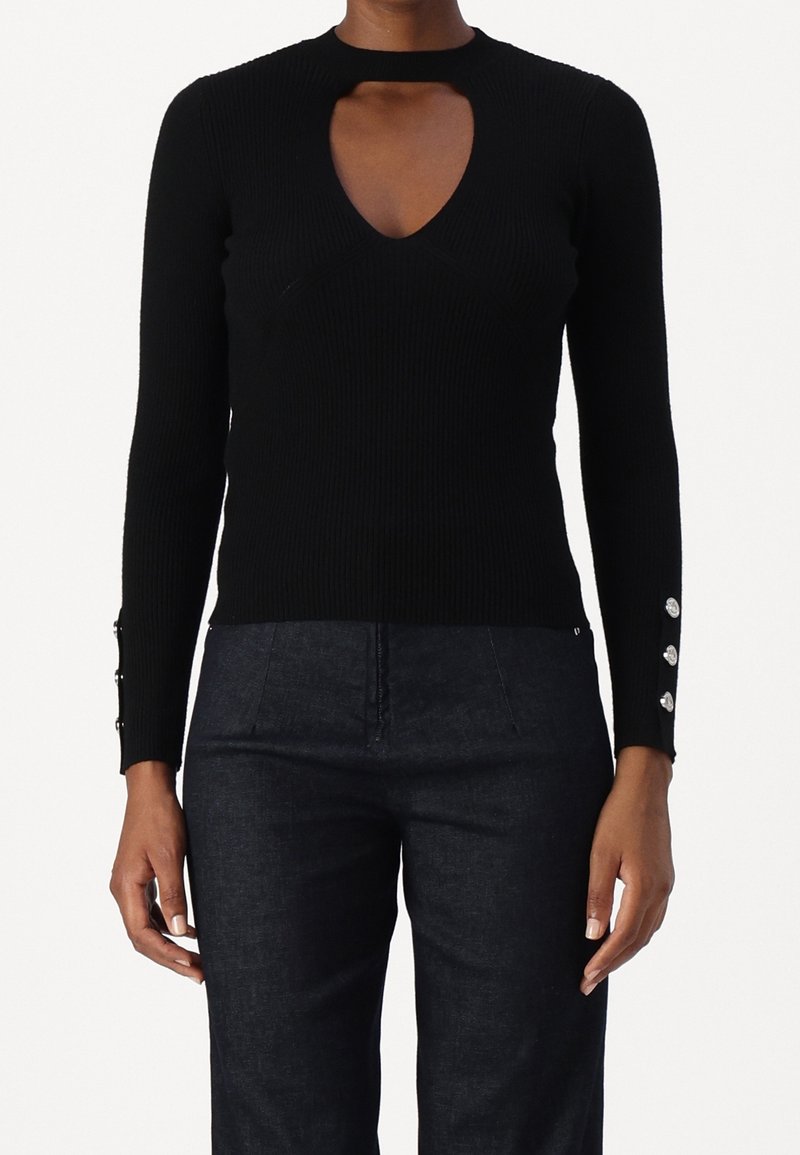 Pull noir en maille côtelée avec col en V et découpe à l'avant. Manches longues avec détails de boutons aux poignets. Coupe ajustée.