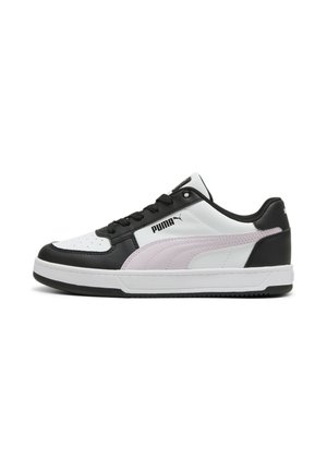 Baskets noires, blanches et rose clair avec un dessus en cuir, une pointe perforée, des lacets noirs et une semelle intermédiaire blanche. Présente le logo Puma sur le côté.