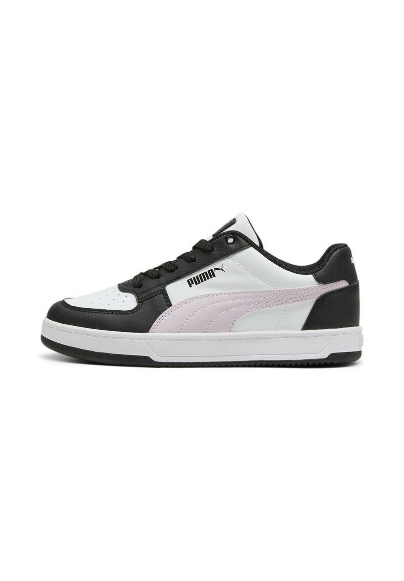 Zapatilla negra, blanca y rosa claro con parte superior de cuero, puntera perforada, cordones negros y una entresuela blanca. Presenta el logotipo de Puma en el lateral.