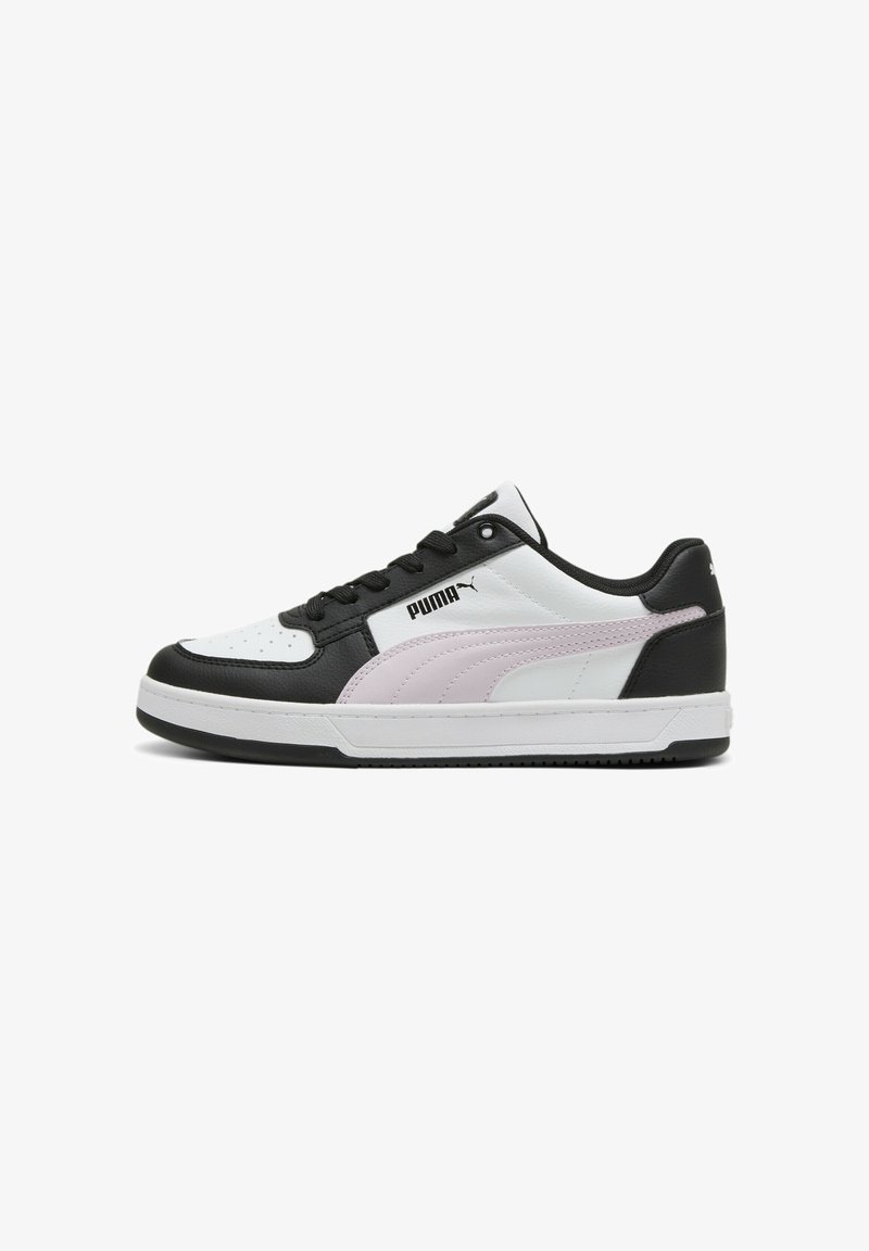 Czarne, białe i jasnoróżowe sneakersy z cholewką ze skóry, perforowanym noskiem, czarnymi sznurowadłami i białą podeszwą środkową. Zawierają logo Puma po bokach.