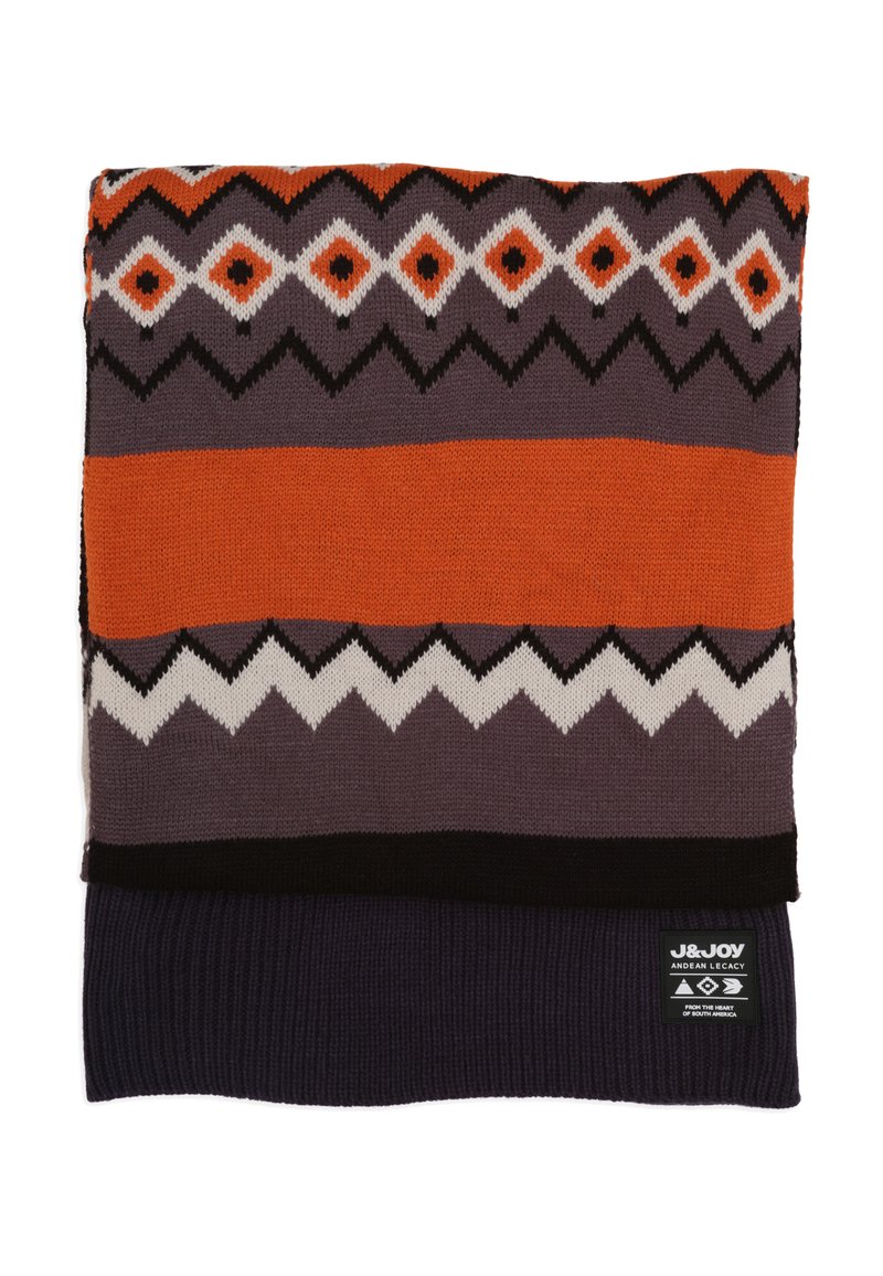 Gebreide sjaal met geometrische patronen in oranje, wit en zwart tegen een paarse achtergrond, met een zwarte ribbelrand en logo label.
