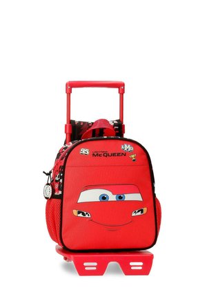 Mochila carrito infantil roja con la cara del dibujo animado de Rayo McQueen y el texto "95 Rayo McQueen", con asa extensible y bolsillos laterales de malla.