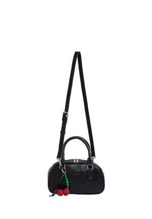 Sac bandoulière en cuir noir avec poignées courtes, sangle réglable et breloque cerise rouge décorative avec tige verte et étiquette noire.