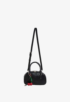 Sac bandoulière en cuir noir avec poignées courtes, sangle réglable et breloque cerise rouge décorative avec tige verte et étiquette noire.