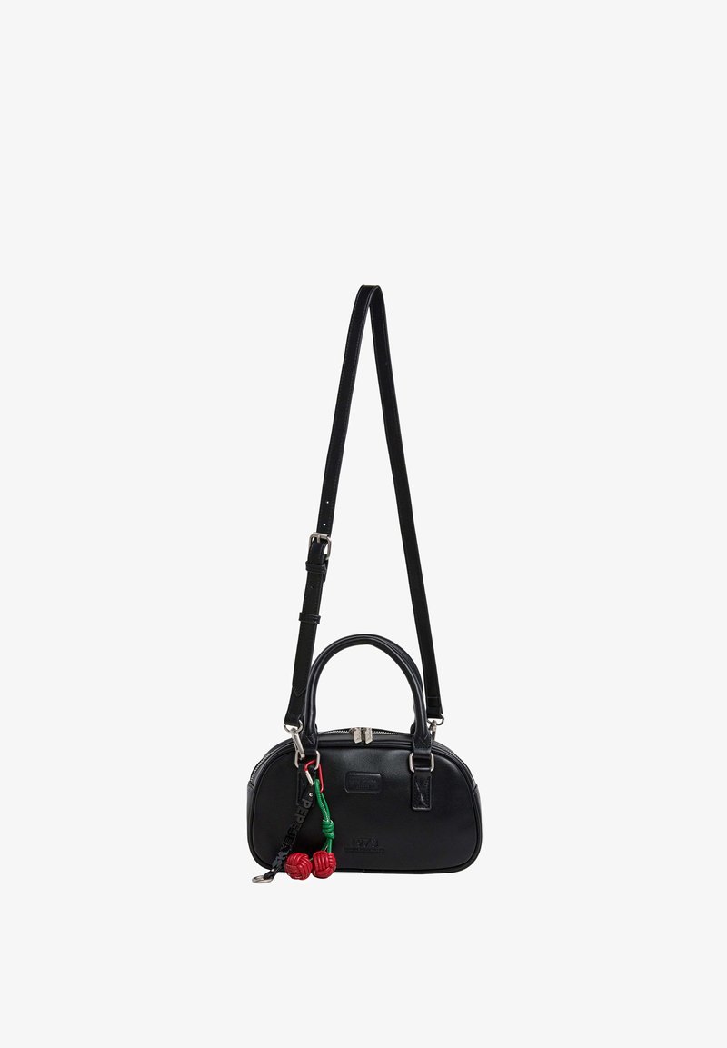 Sac bandoulière en cuir noir avec poignées courtes, sangle réglable et breloque cerise rouge décorative avec tige verte et étiquette noire.