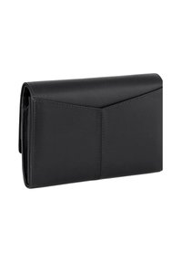 Portafoglio in pelle nera con una superficie liscia e un design geometrico. Presenta una chiusura a pattina e dettagli di cucitura lungo i bordi.
