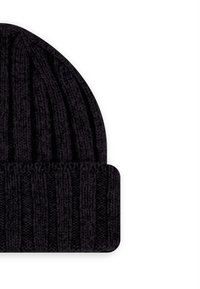 Cappello nero lavorato a maglia con una trama a coste, dotato di un risvolto piegato sul bordo inferiore. Il materiale sembra morbido e caldo.