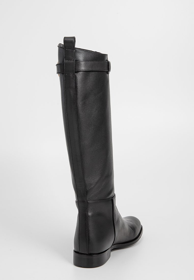Stivale in pelle nera fino al ginocchio con superficie liscia, punta rotonda e cucitura sul retro. Presenta una suola piatta e una fascia regolabile nella parte superiore.