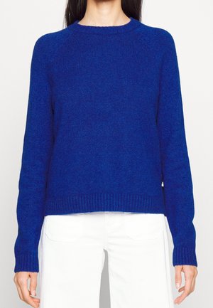 Pull en maille bleu avec un col rond, des poignets et un ourlet côtelés. Présente une coupe légèrement ample et un tissu texturé.