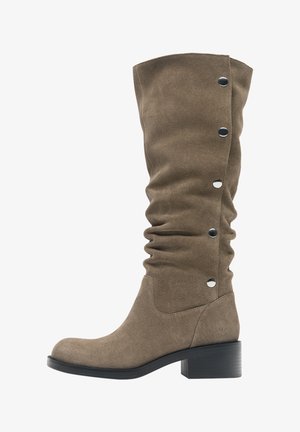 Kozaki za kolano z zamszu w kolorze taupe, z czarnym niskim obcasem typu blok i pięcioma srebrnymi zatrzaskami wzdłuż zewnętrznej strony łydki.