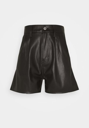 Shorts noirs en simili cuir taille haute avec fermeture à boutons sur le devant, passants pour ceinture, et une finition lisse légèrement brillante.