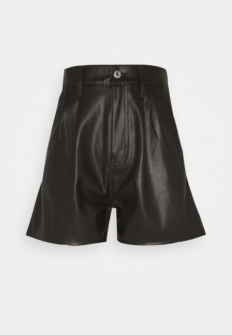Shorts noirs en simili cuir taille haute avec fermeture à boutons sur le devant, passants pour ceinture, et une finition lisse légèrement brillante.