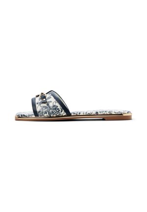 Platte slipper met een band met een blauw-witte bloemenprint en een gevoerde zool, voorzien van een klein metalen gespsdetail.