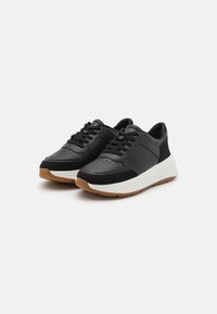 Svarte snørebåndsneakers laget av lær og semsket skinn, med en polstret hvit mellomsåle og teksturert gummisåle.