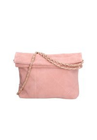 Borsa a clutch in suede rosa cipria con design trapuntato, apertura a piega e tracolla in catena dorata. Texture liscia con sottili accenti di cucitura.