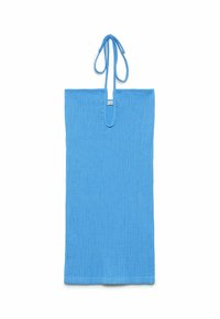 Serviette bleu texturée avec un design côtelé. Dotée d'une boucle pour suspendre et de deux lanières nouées en haut pour porter ou fixer.