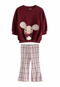 Bordeauxfarbener Sweatshirt mit einer Maus-Applikation und einer Schleife, kombiniert mit rosa-weißen karierten Schlaghosen. Weicher Stoff, lässige Passform und verspieltes Design.