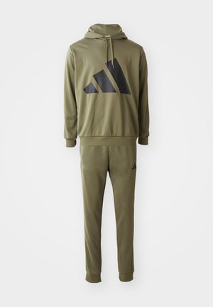 Completo felpa e pantaloni verde oliva, in misto cotone, con logo nero sul petto e sul lato, e polsini a coste su maniche e pantaloni.