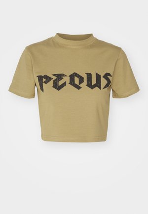 Kaki bomullskortermet t-skjorte med et svart grafisk trykk av ordet "PECUS" i en fet, slitt font. Korte ermer og rund hals.