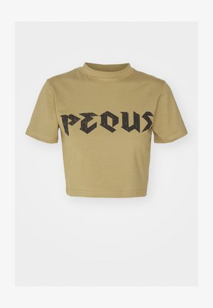 Camiseta corta de algodón color caqui con un estampado gráfico negro de la palabra "PECUS" en una fuente atrevida y desgastada. Manga corta y escote redondo.