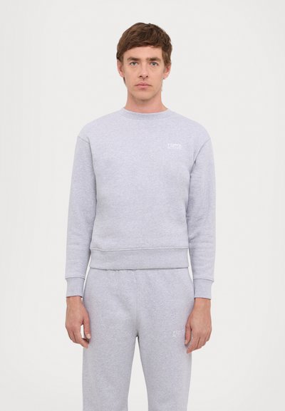 Sudadera gris de mezcla de algodón, con cuello redondo, puños y dobladillo acanalados, y un pequeño logo "7 DAYS ACTIVE" en el pecho.