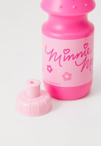 Roze plastic waterfles met een ronde basis, bloemmotieven en de tekst "Minnie." Inclusief een afneembare deksel met een gladde textuur.