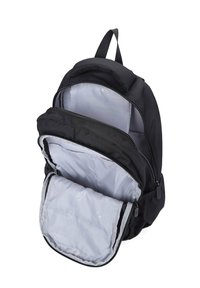 Zwarte rugzak van stof, met een hoofdvak met een lichtgrijze voering en een extra voorvak met een ritssluiting.