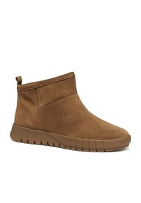 Stivaletti in suede marrone con punta arrotondata, texture morbida e suola in gomma flessibile con motivo a onde. Dotati di linguetta posteriore per facilitare la calzata.