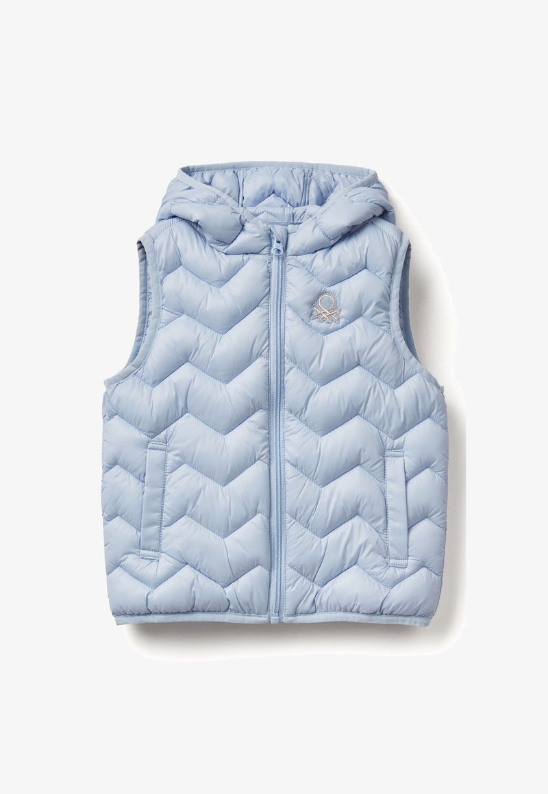 Helles blaues Steppwesten mit einem Zickzackdesign, Kapuze, Frontreißverschluss und zwei Seitentaschen. Mit dezentem Logo-Stick auf der Brust.