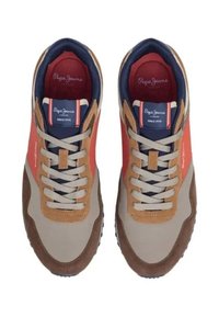 Sneaker con tomaia in suede beige e tessuto beige, dettagli rossi e blu navy, lacci beige e suola in gomma testurizzata. Etichetta del marchio sulla linguetta.