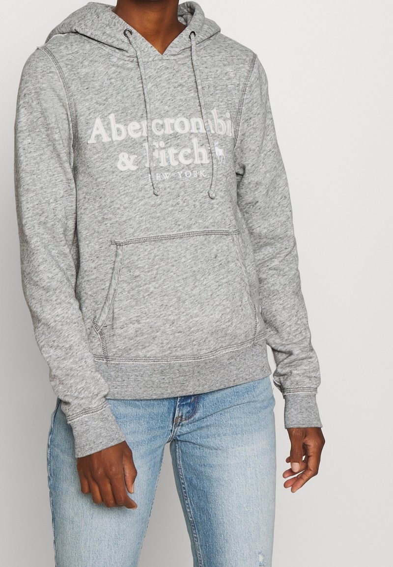 Felpa grigia con tasca a marsupio frontale, cappuccio con cordoncino e testo stampato bianco "Abercrombie & Fitch New York." Maniche lunghe con polsini a costina.