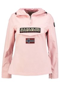 Jasnoróżowa bluza z kapturem wykonana z materiału syntetycznego. Posiada przednią kieszeń z logo i naszywką flagi, elastyczne mankiety oraz boczne suwaki.