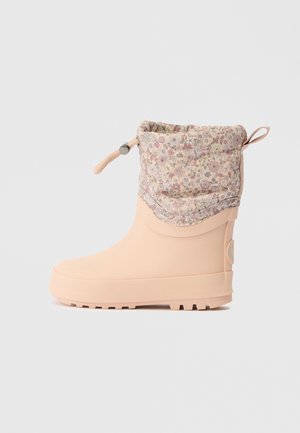Stivale di gomma rosa con polsino in tessuto morbido a fiori, punta arrotondata e suola texturizzata per una migliore aderenza, dotato di cordoncino di chiusura.