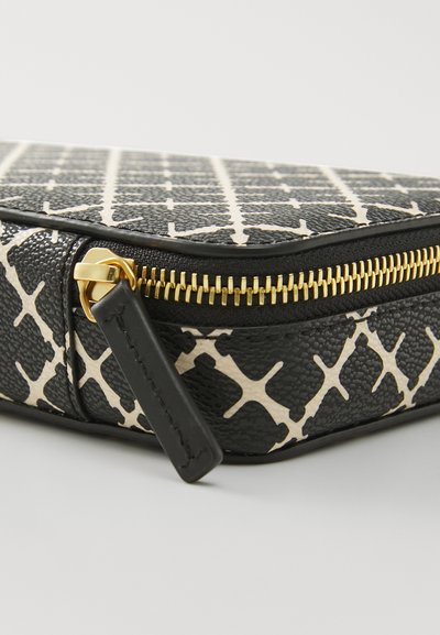 Μαύρη και κρεμ zip-up τσάντα με υφή στην επιφάνεια; διαθέτει σχέδιο πλέγματος και χρυσό υλικό. Λείος μαύρος λαβή φερμουάρ.