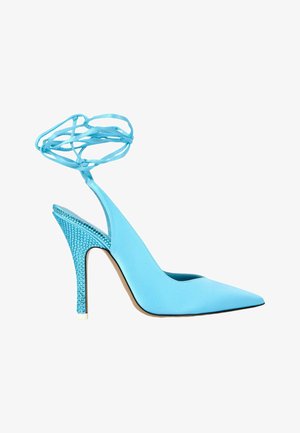 Zapato de tacón alto azul claro con puntera puntiaguda, tacón cubierto de pedrería y correas que se envuelven alrededor del tobillo.