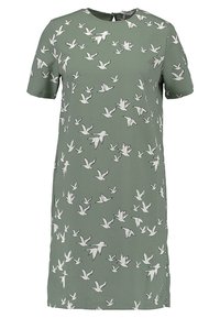 Grünes kurzärmliges Kleid mit einem weißen Vogelmotiv. Glatter Stoff mit Rundhalsausschnitt und einer detailreichen Schlüsselrückenöffnung.