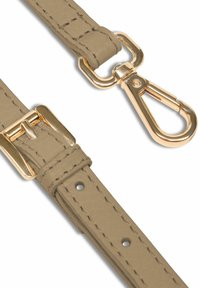 Cinturino in pelle marrone con fibbia dorata e gancio girevole su sfondo bianco, che mostra i dettagli delle cuciture e i fori di regolazione.