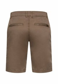Bruine herenshorts met riemlussen, twee achterzakken met bies en een klein zwart-oranje merkembleem op de rechterzak.