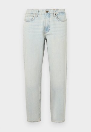 Heledad sinine teksarihm, sirge säärega lõige, viie tasku disain ja nööbi sulgemine. Kangas näitab tuhmuvat, kergelt kulunud tekstuuri.