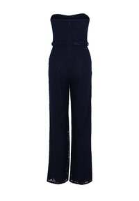 Jumpsuit en dentelle navy avec un design sans bretelles, des jambes larges et un corsage ajusté. Présente un motif floral subtil et une fermeture éclair au dos.