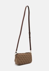 Borsa a tracolla in tessuto marrone con motivo geometrico, texture liscia, accessori in oro, tracolla regolabile e chiusura con zip.