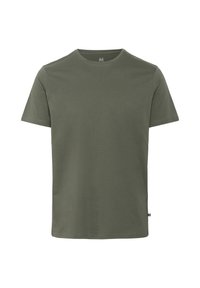 Oliven grøn bomulds t-shirt med rund hals, korte ærmer og lige pasform. Har et lille mærke på venstre side nær sømmen.