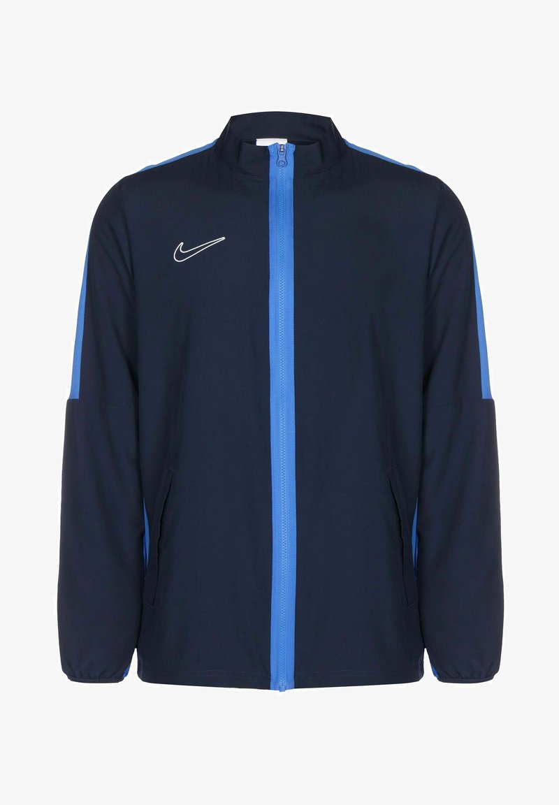 Marineblaue Jacke mit hellblauen Akzenten, Frontreißverschluss, hoher Kragen und Seitentaschen. Verfügt über ein weißes Nike-Logo auf der Brust.