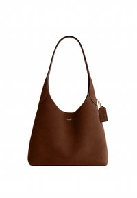 Sac à épaule en cuir marron avec une sangle unique et un petit logo Coach à l'avant, avec une étiquette en cuir suspendue à une chaîne en or.